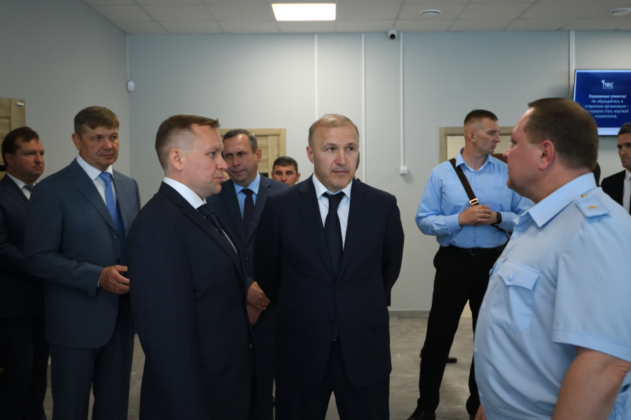 Мурат Кумпилов поздравил работников паспортно-визовой службы с открытием нового административного здания.