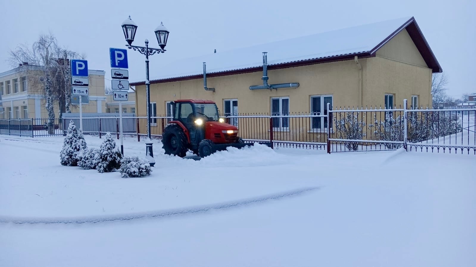 В районе выпал снег.
