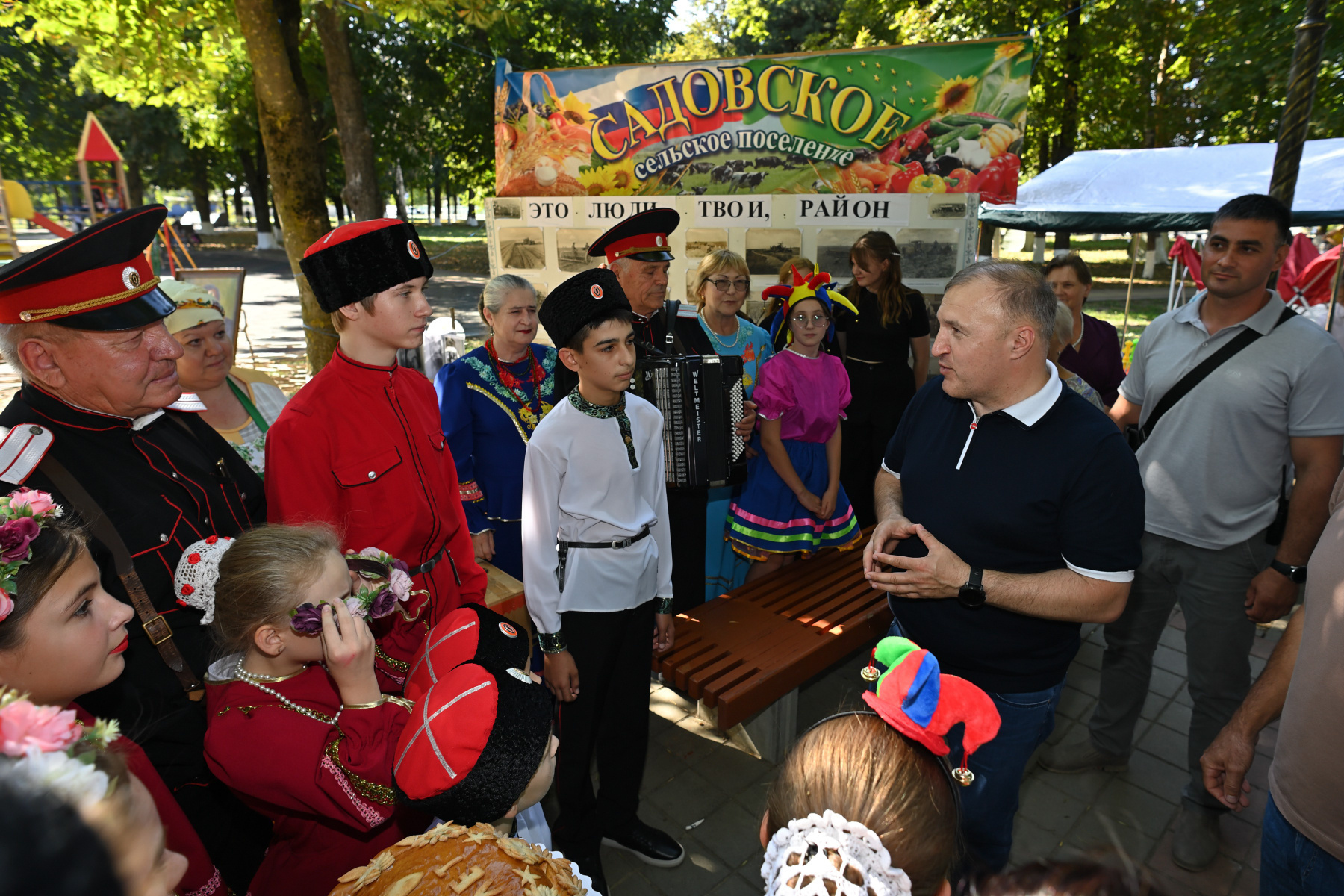Глава празднует день рождения.
