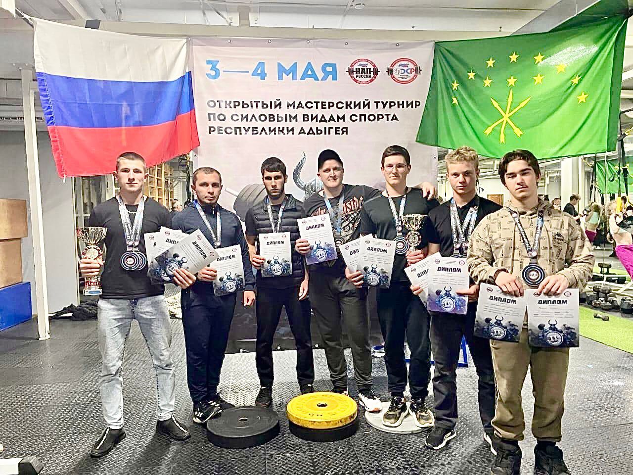 Прошел мастерский турнир по пауэрлифтингу.