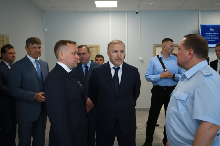 Мурат Кумпилов поздравил работников паспортно-визовой службы с открытием нового административного здания. Мурат Кумпилов поздравил работников паспортно-визовой службы с открытием нового административного здания.